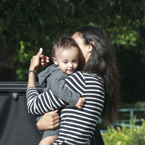 Exclusif - Zoe Saldana et son mari Marco Perego emmènent leurs enfants Bowie et Cy à l'hôpital pédiatrique à Los Angeles, le 3 décembre 2015. La famille est ensuite allée déjeuner au restaurant puis Zoe et Marco ont déposé les jumeaux à leur cours de gym.