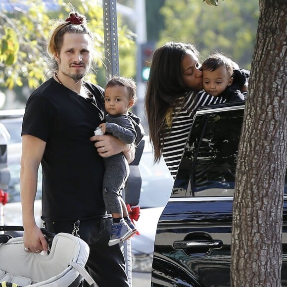 Exclusif - Zoe Saldana et son mari Marco Perego emmènent leurs enfants Bowie et Cy à l'hôpital pédiatrique à Los Angeles, le 3 décembre 2015. La famille est ensuite allée déjeuner au restaurant puis Zoe et Marco ont déposé les jumeaux à leur cours de gym.