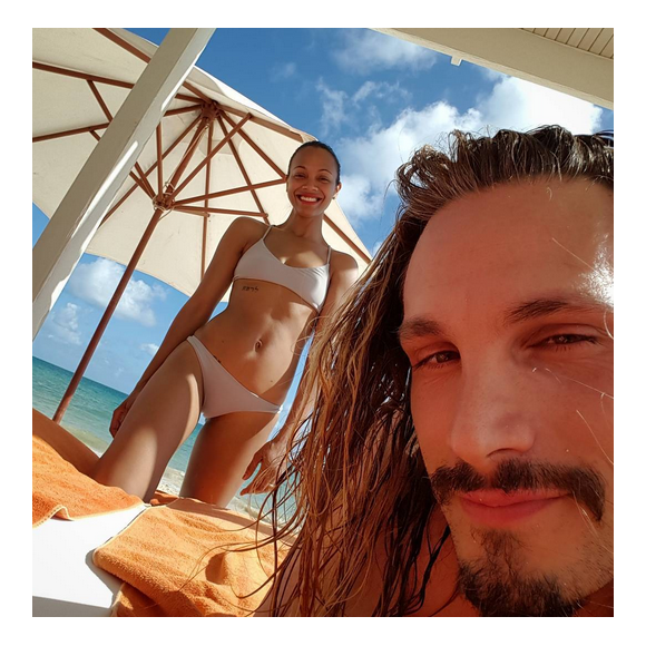 Zoe Saldana tout sourire lors de ses vacances au Mexique avec son mari Marco Perego / photo postée sur le compte instagram de l'actrice américaine, le 16 décembre 2015.