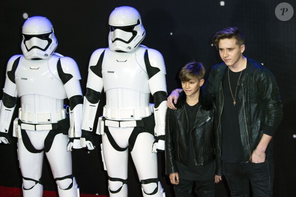 Romeo et Brooklyn Beckham lors de la première de Star Wars : The Force awakens à l'Odeon Leicester Square de Londres le 16 décembre 2015