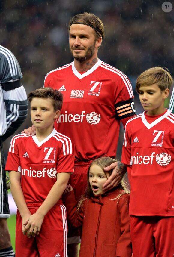 David Beckham avec ses enfants Romeo, Cruz et Harper avant un match au profit de l'UNICEF à Old Trafford, à Manchester le 14 novembre 2015