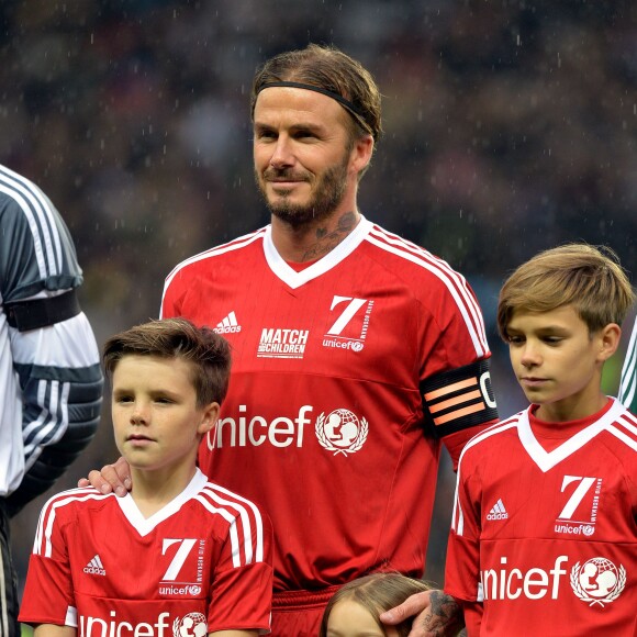 David Beckham avec ses enfants Romeo, Cruz et Harper avant un match au profit de l'UNICEF à Old Trafford, à Manchester le 14 novembre 2015