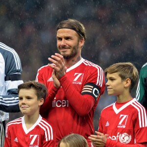 David Beckham avec ses enfants Romeo, Cruz et Harper avant un match au profit de l'UNICEF à Old Trafford, à Manchester le 14 novembre 2015