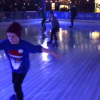 Romeo et Cruz Beckham sur la glace du Natural History Museum Swarovski Ice Rink de Londres - Vidéo publiée le 19 décembre 2015