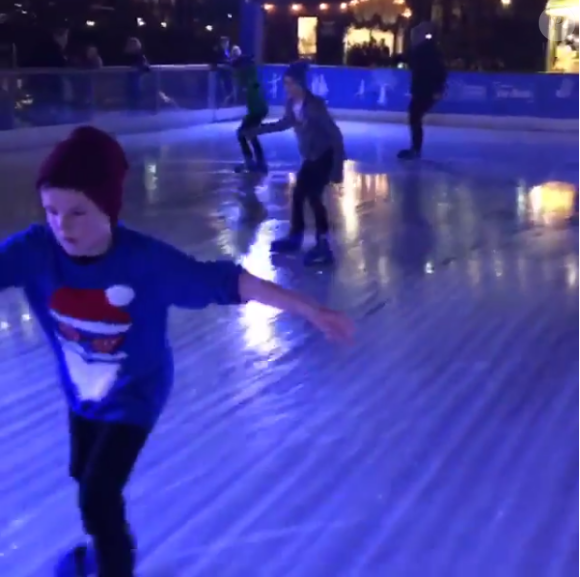 Romeo et Cruz Beckham sur la glace du Natural History Museum Swarovski Ice Rink de Londres - Vidéo publiée le 19 décembre 2015