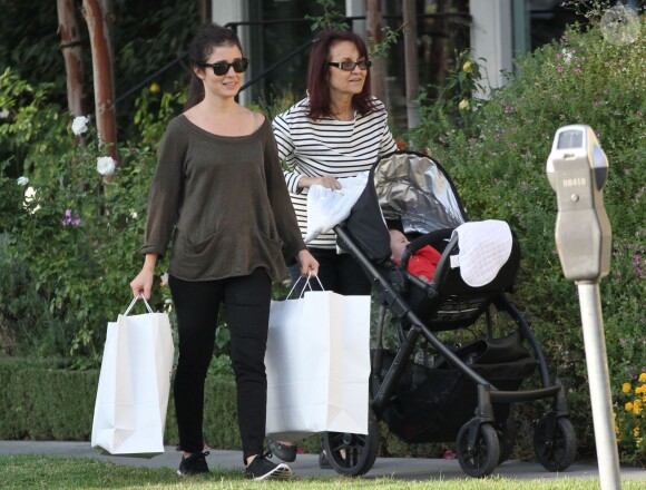 Exclusif - Shiri Appleby se balade avec sa mere Dina Bouader et sa fille Natalie Bouader a West Hollywood, le 25 octobre 2013  For germany call for price - Please hide children face prior publication Exclusive - Shiri Appleby, her daughter Natalie and her mother go for a stroll to Bel Bambini in West Hollywood, California on October 25, 201325/10/2013 - West Hollywood