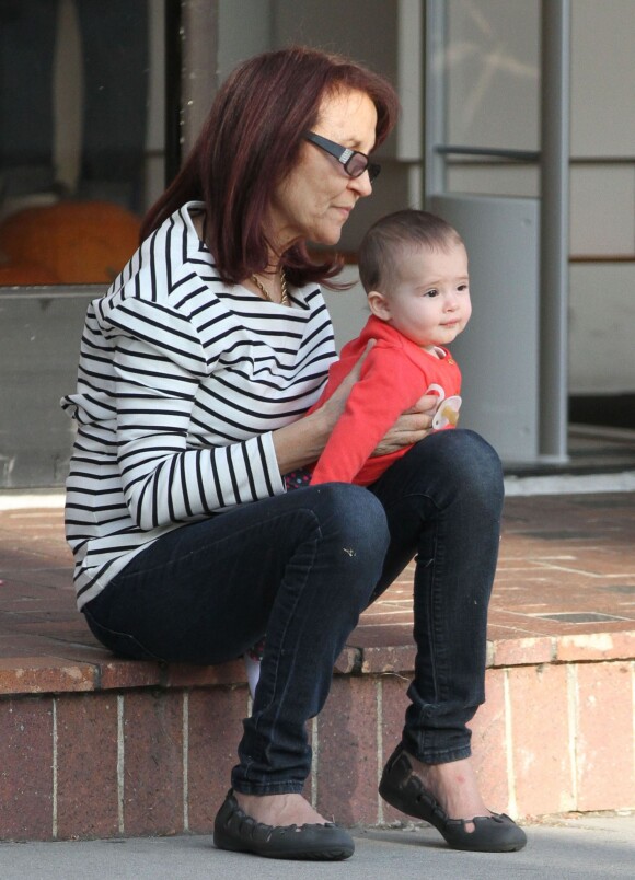 Exclusif - Shiri Appleby se balade avec sa mere Dina Bouader et sa fille Natalie Bouader a West Hollywood, le 25 octobre 2013  For germany call for price - Please hide children face prior publication Exclusive - Shiri Appleby, her daughter Natalie and her mother go for a stroll to Bel Bambini in West Hollywood, California on October 25, 201325/10/2013 - West Hollywood