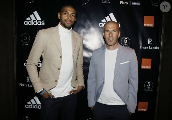 Nicolas Batum et Zinédine Zidane lors d'un événement Adidas à L'Arc à Paris, le 28 mai 2015
