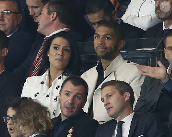 Nicolas Batum et sa compagne Aurélie lors du match entre le Paris Saint-Germain et Reims au Parc des Princes à Paris, le 23 mai 2015