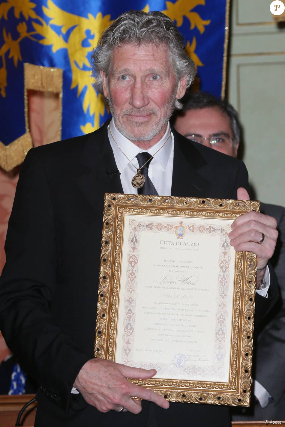 Le rockeur Roger Waters de Pink Floyd est fait citoyen d&#039;honneur d&#039;Anzio en Italie, le 18 février 2014, par le maire Luciano Bruschini. Il vient inaugurer un monument consacré à son père Eric Fletcher Waters, le 18 février 2014, soit 70 ans après sa mort durant la Seconde Guerre mondiale.