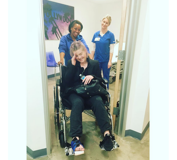 La fille de Sharon et Ozzy Osbourne s'est fractruée le pied, elle ressort de chez le médecin en fauteuil roulant / Photo postée sur le compte Instagram de Kelly Osbourne, le 21 décembre 2015.