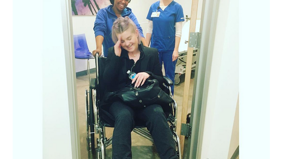 Kelly Osbourne blessée et hospitalisée : Elle ressort en fauteuil roulant