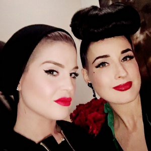 Kelly Osbourne et Dita Von Teese / Photo postée sur le compte Instagram de Kelly Osbourne, le 17 décembre 2015.