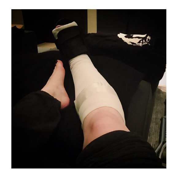 Kelly Osbourne alitée après s'être fracturée le pied / Photo postée sur le compte Instagram de Kelly Osbourne, le 22 décembre 2015.