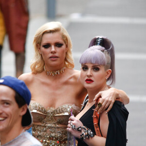 Kelly Osbourne et Sophie Monk sur le tournage d'un spot publicitaire avec les juges de l'émission version australienne de "Got Talent" à Sydney, le 28 novembre 2015.