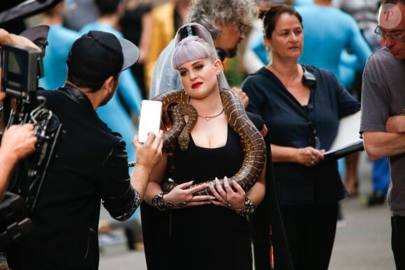 Kelly Osbourne porte un serpent sur le tournage d'un spot publicitaire avec les juges de l'émission version australienne de "Got Talent" à Sydney, le 28 novembre 2015.