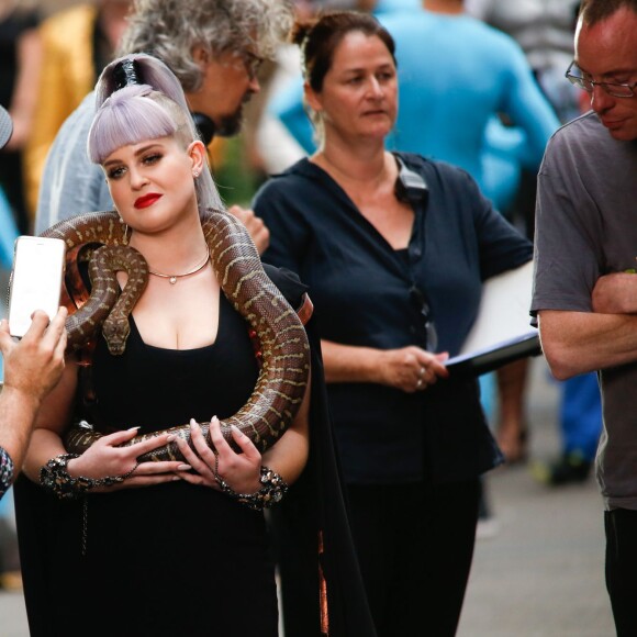 Kelly Osbourne porte un serpent sur le tournage d'un spot publicitaire avec les juges de l'émission version australienne de "Got Talent" à Sydney, le 28 novembre 2015.