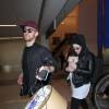 Kelly Osbourne arrive à l'aéroport de LAX avec son petit chien à Los Angeles, Le 13 novembre 2015
