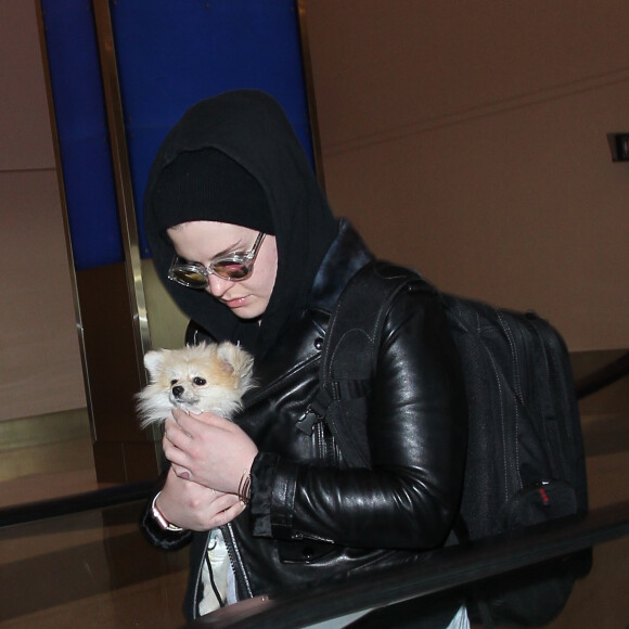 Kelly Osbourne arrive à l'aéroport de LAX avec son petit chien à Los Angeles, Le 13 novembre 2015