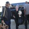 Kelly Osbourne arrive à l'aéroport de LAX à Los Angeles avec son petit chien pour prendre l’avion, le 29 octobre 2015