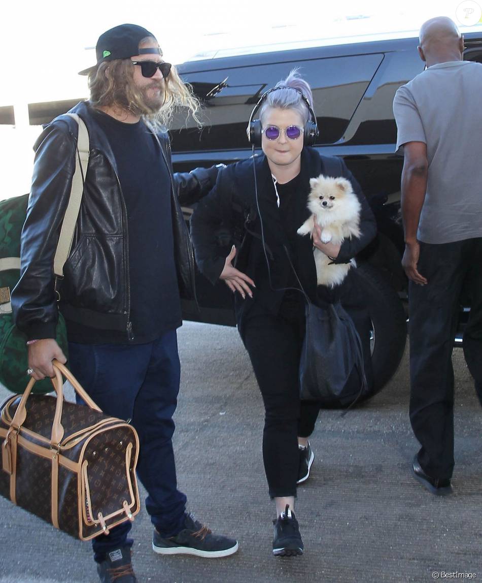 Kelly Osbourne Arrive à Laéroport De Lax à Los Angeles Avec