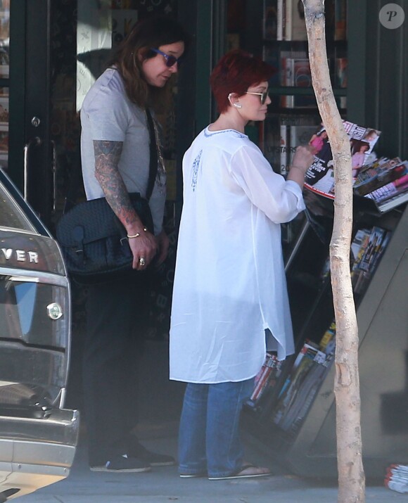 Exclusif - Ozzy Osbourne et sa femme Sharon Osbourne achètent des magazines à West Hollywood, le 26 juillet 2015. E