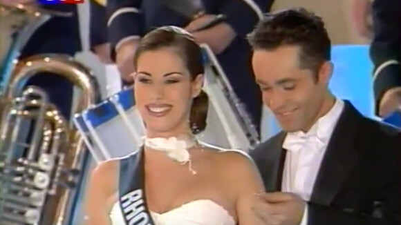 Ariane Quatrefages, lors de la phase finale de l'élection de Miss France 2000, en décembre 1999.