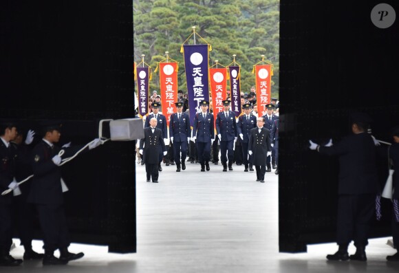 Les portes du palais impérial sont ouvertes au public le jour de l'anniversaire de l'empereur Akihito du Japon, comme pour ses 82 ans le 23 décembre 2015, à Tokyo.