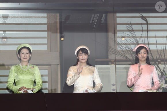 Les princesses Kako et Mako d'Akishino avec leur mère la princesse Kiko lors de la célébration du 82e anniversaire de l'empereur Akihito du Japon, le 23 décembre 2015 au palais impérial à Tokyo.