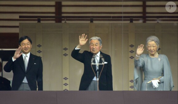 L'empereur Akihito du Japon entouré de son héritier le prince Naruhito et de son épouse l'impératrice Michiko pour ses 82 ans, le 23 décembre 2015 au palais impérial à Tokyo.