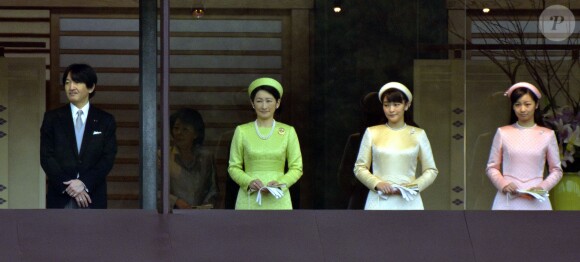 Le prince Fumihito d'Akishino avec sa femme la princesse Kiko et leurs filles les princesses Kako et Mako d'Akishino lors de la célébration du 82e anniversaire de l'empereur Akihito du Japon, le 23 décembre 2015 au palais impérial à Tokyo.