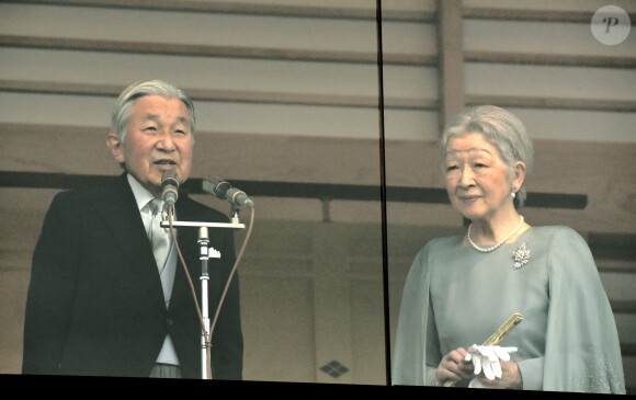 L'empereur Akihito du Japon avec son épouse l'impératrice Michiko lors de la célébration de son 82e anniversaire au palais impérial, à Tokyo, le 23 décembre 2015.