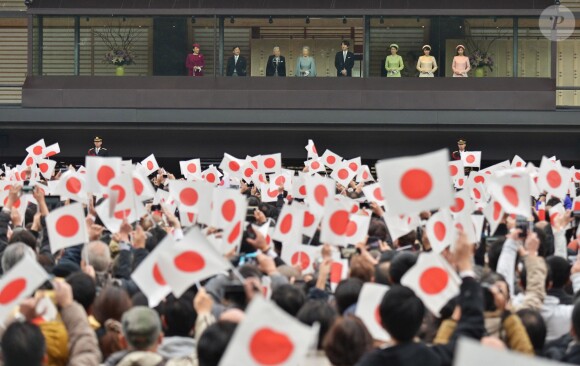 Plus de 20 000 Japonais se sont déplacés pour célébrer les 82 ans de l'empereur Akihito et saluer la famille impériale, au palais à Tokyo le 23 décembre 2015