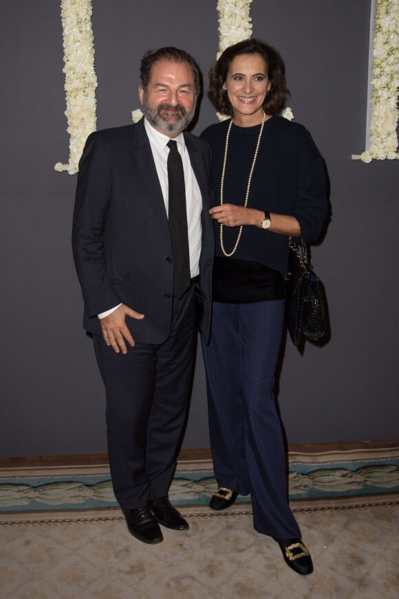 Inès de La Fressange et son compagnon Denis Olivennes - Soirée des 30 ans du magazine Elle U.S et des 70 ans du magazine Elle France à l'Ambassade des Etats-Unis à Paris, le 6 octobre 2015.