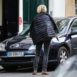 L'ancien président français Jacques Chirac sort de l'hôpital de la Salpêtrière à Paris, le 23 décembre 2015, où il se trouvait depuis plusieurs jours. Sa femme Bernadette Chirac et sa fille Claude Chirac sont venues le chercher.