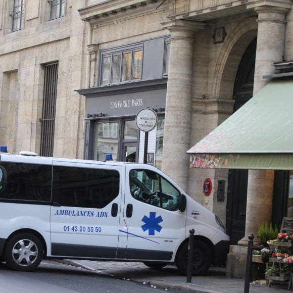 L'ancien président français Jacques Chirac sort de l'hôpital de la Salpêtrière à Paris, le 23 décembre 2015, où il se trouvait depuis plusieurs jours. Sa femme Bernadette Chirac et sa fille Claude Chirac sont venues le chercher.