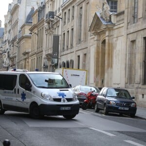 L'ancien président français Jacques Chirac sort de l'hôpital de la Salpêtrière à Paris, le 23 décembre 2015, où il se trouvait depuis plusieurs jours. Sa femme Bernadette Chirac et sa fille Claude Chirac sont venues le chercher.