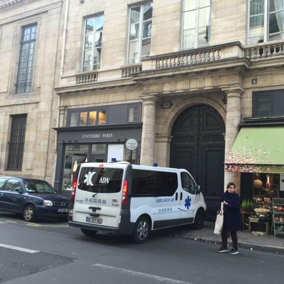 L'ancien président français Jacques Chirac sort de l'hôpital de la Salpêtrière à Paris, le 23 décembre 2015, où il se trouvait depuis plusieurs jours. Sa femme Bernadette Chirac et sa fille Claude Chirac sont venues le chercher.