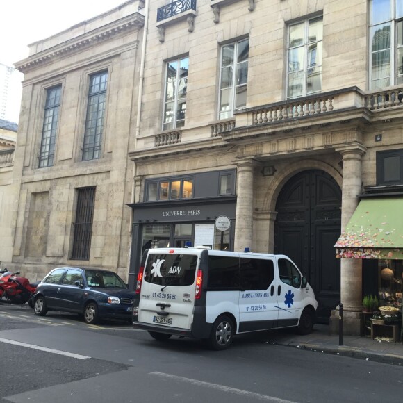 Semi-Exclusif - No Web No Blog - L'ancien président français Jacques Chirac sort de l'hôpital de la Salpêtrière à Paris, le 23 décembre 2015, où il se trouvait depuis plusieurs jours. Sa femme Bernadette Chirac et sa fille Claude Chirac sont venues le chercher. Jacques Chirac a ensuite été conduit directement à l'hôtel particulier de Mr François Pinault qui a fait installer spécialement pour l'ancien président une chambre médicalisée. Semi-Exclusive - No Internet Use - Former french president Jacques Chirac goes out of the hospital of Salpetriere in Paris, on December 23rd, 2015, where he was since several days. His wife Bernadette Chirac and her daughter Claude Chirac are present. Jacques Chirac was driven then directly to Mr François Pinault's mansion which install specially for the former president a medical room.23/12/2015 - Paris