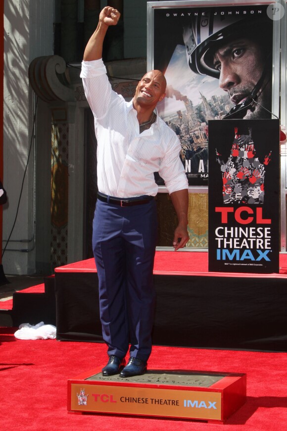 Dwayne Johnson laisse ses empreintes dans le ciment hollywoodien au TCL Chinese Theater à Hollywood, le 19 mai 2015