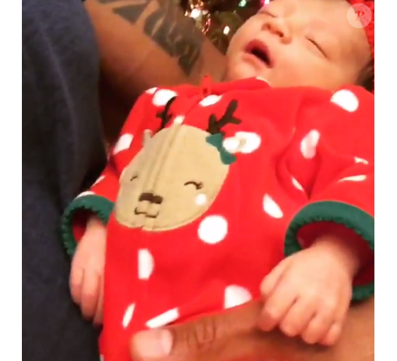 Dwayne Johnson a publié une vidéo sur Instagram le soir de Noël tandis qu'il chante pour sa fille Jasmine, venue au monde il y a une semaine. Le 24 décembre 2015.