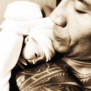 Dwayne Johnson et sa fille Jasmine âgée de quelques jours. Photo postée sur le compte Instagram de l'acteur, le 21 décembre 2015.