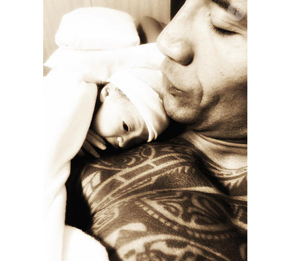 Dwayne Johnson et sa fille Jasmine âgée de quelques jours. Photo postée sur le compte Instagram de l'acteur, le 21 décembre 2015.
