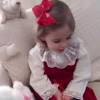 La princesse Leonore de Suède, vêtue d'une robe ayant appartenu à sa maman la princesse Madeleine, prête pour Noël le 24 décembre 2015. Photo : Facebook Princesse Madeleine de Suède.