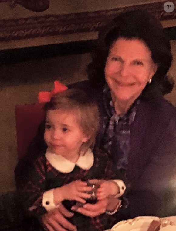 La princesse Madeleine de Suède a souhaité un joyeux anniversaire à sa mère la reine Silvia, le 23 décembre 2015, avec cette photo publiée sur Facebook montrant la princesse Leonore sur les genoux de sa mamie.