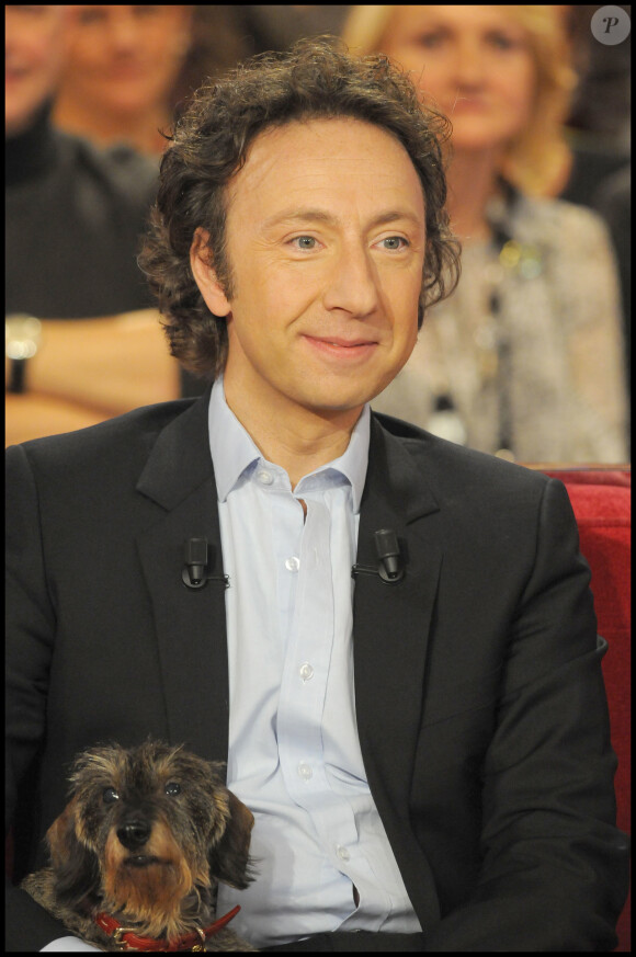 Stéphane Bern dans "Vivement dimanche" et son chien Virgule en 2009.