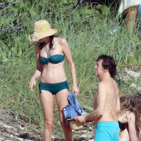 Sir Paul McCartney et sa femme Nancy Shevell sur une plage à St Barthelemy, le 27 décembre 2015