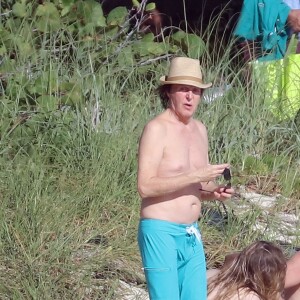 Sir Paul McCartney et sa femme Nancy Shevell sur une plage à St Barthelemy, le 27 décembre 2015