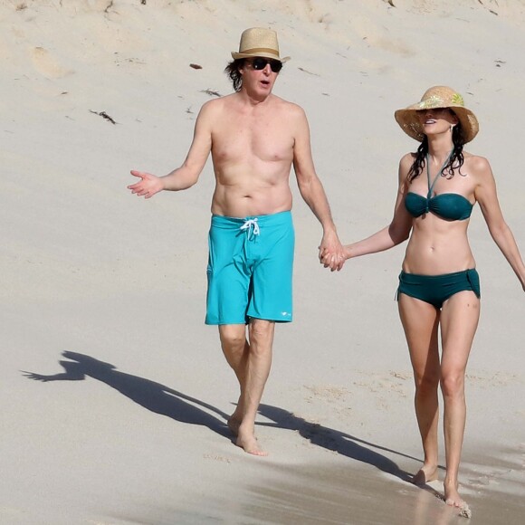 Sir Paul McCartney et sa femme Nancy Shevell sur une plage à St Barthelemy, le 27 décembre 2015