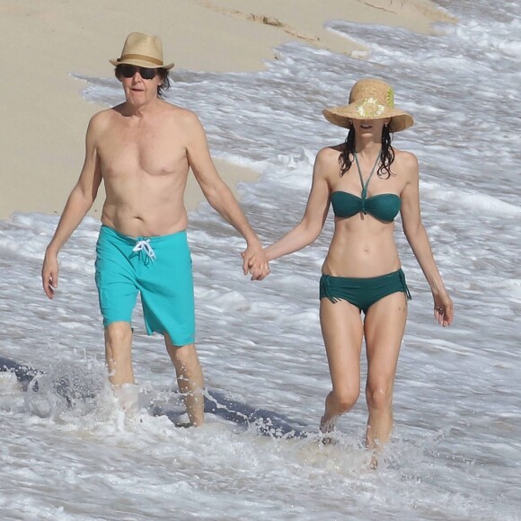 Sir Paul McCartney et sa femme Nancy Shevell sur une plage à St Barthelemy, le 27 décembre 2015
